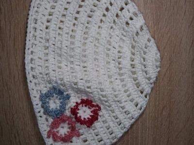 Balta rankų darbo nerta kepurė suaugusiam, 56 cm